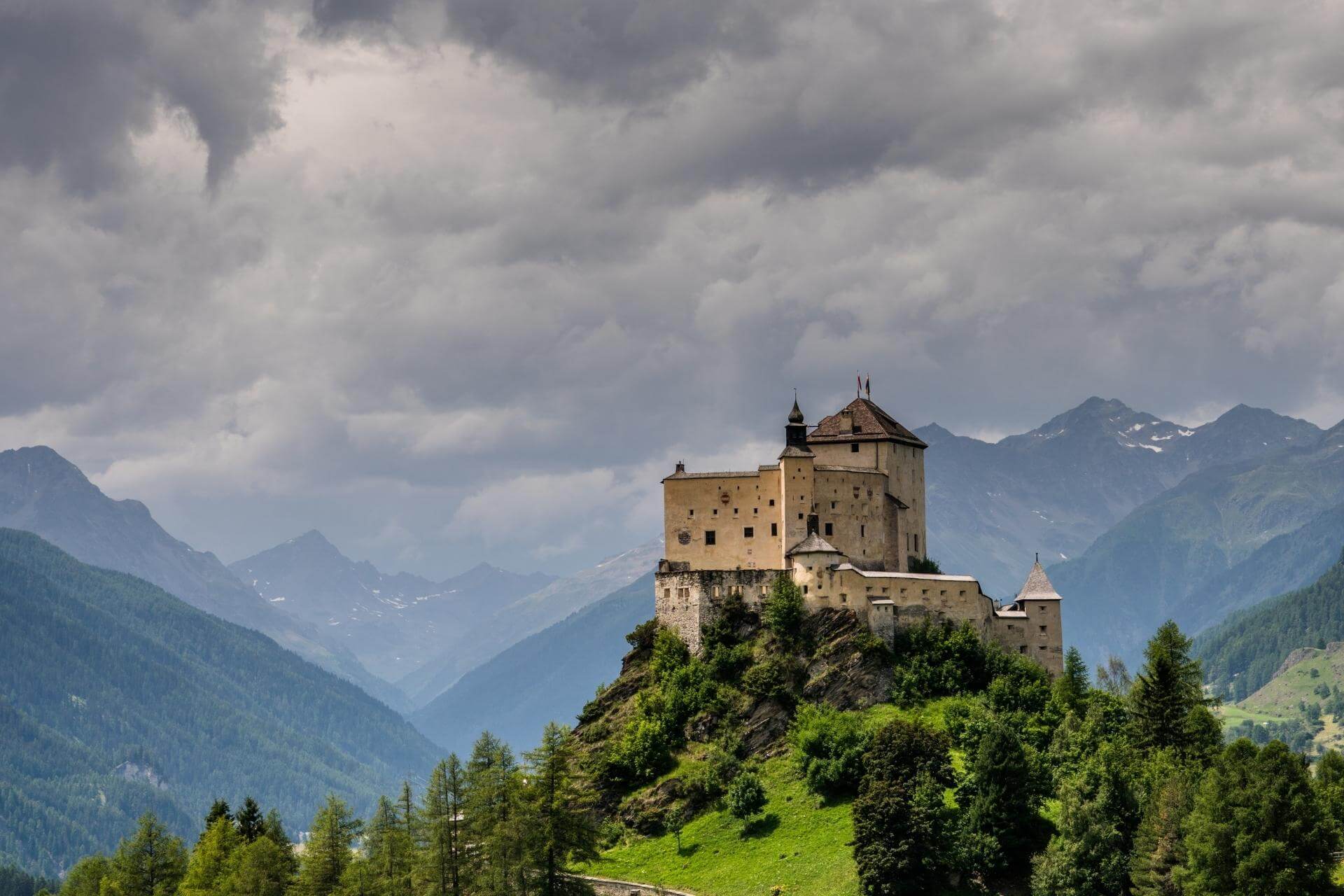 gita in Engadina da Livigno in giornata: castello di Tarasp - hotel Carpe Diem