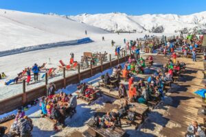 ristoro sulle piste da sci a livigno per mangiare all'aperto in primavera durante lo sci