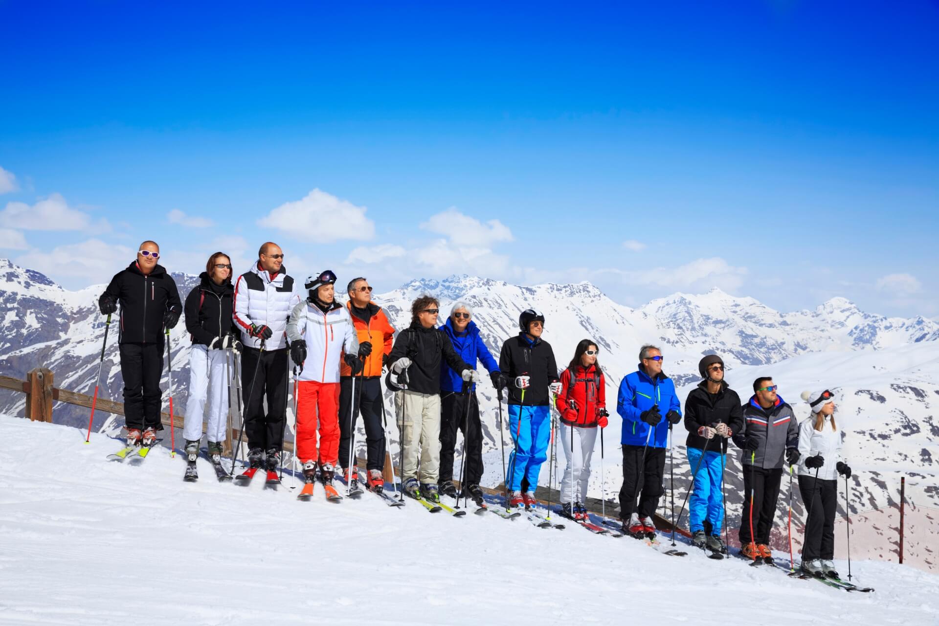gruppo di sciatori a livigno in primavera sulle piste da sci