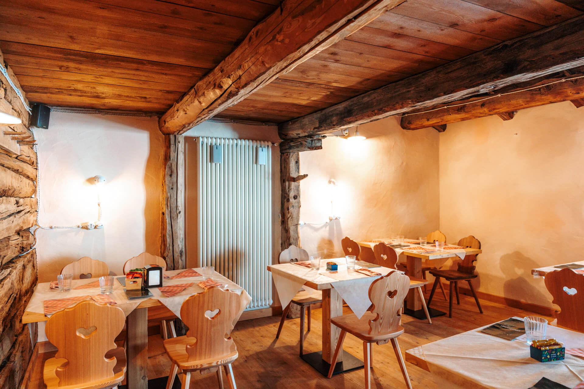 sala del ristorante Baita PantaRei a Livigno con legno antico in una baita tipica livignasca